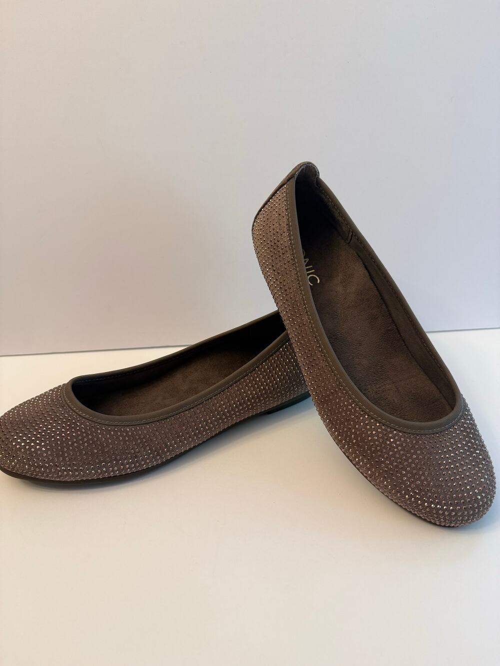 Vionic Spark Willow Ballet Flats Women’s Size 6 Gray Taupe Studded Comfort NWOT